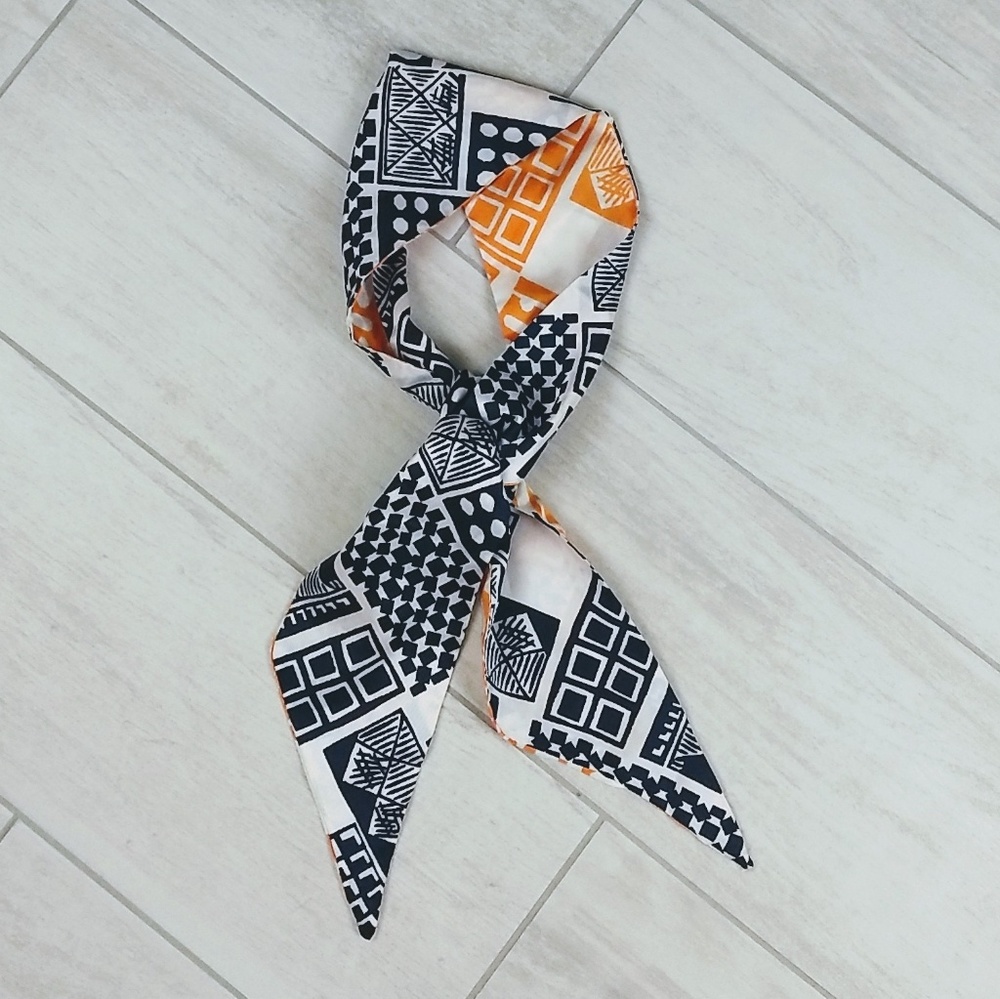 3/$25 Vintag scarf. Reversible.